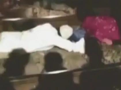 news madhya pradesh viral video show how bhopal man mohammad mahboob save girl life train running above lying between track | वायरल: दोनों रेलवे ट्रेक के बीच सोकर इस शख्स ने कुछ ऐसे बचाई लड़की की जान, वीडियो देख दहल जाएंगे आप