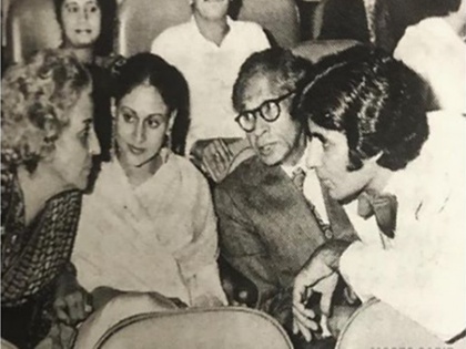 Amitabh Bachchan shares throwback pic of Sholay premiere on instagram | जब अमिताभ बच्चन मां-बाबूजी के साथ पहुंचे थे फिल्म 'शोले' देखने, पुरानी यादों में खोए बिग बी