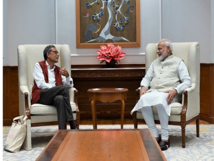 Nobel winner Abhijit Banerjee meets PM Modi, PM modi says India is proud of your achievements | PM मोदी और अर्थशास्त्री अभिजीत की मुलाकात के बाद बीजेपी ने बंगाल में ली राहत की सांस, इस वजह से चौतरफा घिर गई थी पार्टी