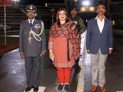 'General Bajwa was perspiring, his legs were shaking': Pakistan MP recalls IAF pilot Abhinandan's release | 'पाकिस्तान ने भारत के हमले के डर से अभिनंदन वर्धमान को किया था रिहा, सेना प्रमुख के कांप रहे थे पैर'