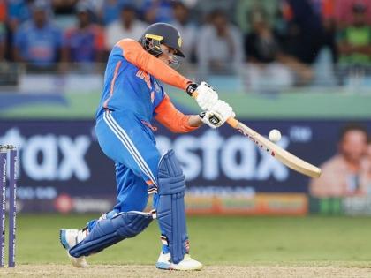 India vs Pakistan Live Score, Super 4 Fifty in 24 balls, 4 fours and 4 sixes, Abhishek broke down on Pakistan bowler 100-run partnership | India vs Pakistan Super 4: 24 गेंद में फिफ्टी, 4 चौके और 4 छक्के, पाकिस्तान बॉलर पर टूटे अभिषेक, गिल के साथ 100 रन की साझेदारी