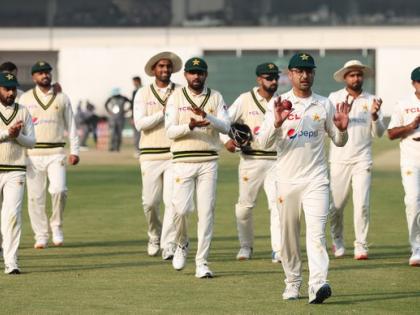 Pakistan vs England 2022 debut test 24 years old Abrar Ahmed 22 overs 114 runs 7 wickets ENG all out 281 PAK 107-2 | Pakistan vs England 2022: डेब्यू टेस्ट में लंच से पहले पांच विकेट झटकने वाले दुनिया के दूसरे खिलाड़ी, 24 साल के युवा खिलाड़ी ने किया कमाल