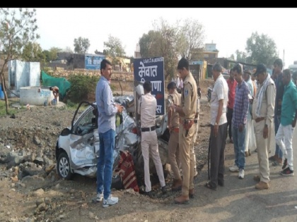 Car-container collision on Agar Road, 3 youths killed, 3 injured | आगर रोड पर कार-कंटेनर की आमने सामने भिड़ंत, 3 युवकों की मौत, 3 घायल