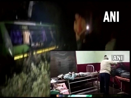 Bus accident in UP's Sitapur more than 20 people injured pictures surfaced | यूपी के सीतापुर में दुर्घटनाग्रस्त हुई बस, 20 से अधिक लोग घायल, सामने आई तस्वीरें