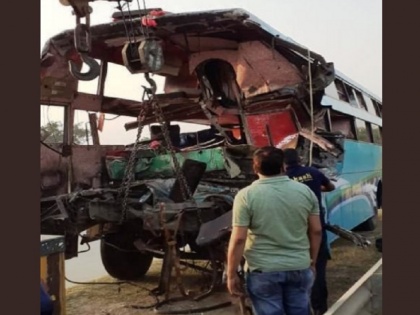greater noida expressway accident bus rammed with truck many died | ग्रेटर नोएडा: यमुना एक्सप्रेसवे पर बस और ट्रक की टक्कर में 8 की मौत, 30 घायल