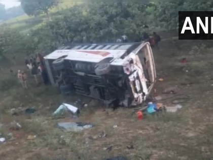 6 killed in private bus and DCM collision on Agra Lucknow Expressway 21 injured 19 rescued | यूपी में ट्रक से टक्कर के बाद आगरा लखनऊ एक्सप्रेसवे से नीचे गिरी बस, 6 लोगों की मौत; 21 घायल, 19 को बचाया गया