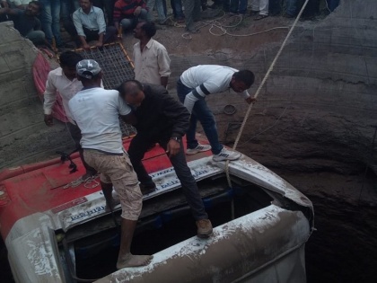 Maharashtra: Bus Collides with auto rickshaw, 20 People killed in Accident | महाराष्ट्र: बस और ऑटो रिक्शा में भिड़ंत, 21 लोगों की मौत, 18 से ज्यादा घायल, कुएं में गिरे दोनों वाहन