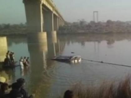 West Bengal: 38 people have died in Murshidabad bus accident | पश्चिम बंगाल: मुर्शिदाबाद में पुल की रेलिंग तोड़ नहर में गिरी बस, 38 लोगों की मौत, 9 गंभीर