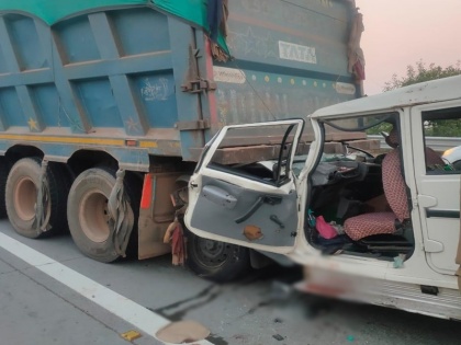 Traumatic accident on Yamuna Expressway car collided with truck 5 died 2 in critical | यमुना एक्सप्रेस-वे पर दर्दनाक हादसा, ट्रक से टकराई कार, 7 सवार में से 5 की मौत, 2 की हालत गंभीर, सीएम ने दुख जताया