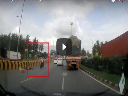 Bengaluru Horrific accident video viral kid miraculously escapes unhurt | वीडियो: ऐसा सड़क हादसा, देख आंखों पर यकीन न हो, बाइक से गिरे पति-पत्नी लेकिन बैठी रह गई बच्ची