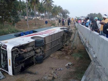 Karnataka: Volvo bus falls into drain, 7 dead | कर्नाटक: वोल्वो बस नाले में गिरी, 7 की मौत Karnataka: Volvo bus falls into drain, 7 dead | कर्नाटक: वोल्वो बस नाले में गिरी, 7 की मौत