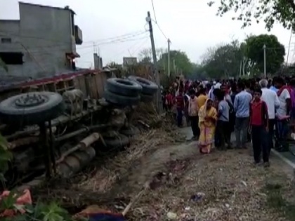 Bihar Begusarai Road Accident: Seven persons dead after truck ran over them | बिहार: बेगुसराय में बेकाबू ट्रक झोपड़ी में घुसा, सात लोगों की मौत से हाहाकार