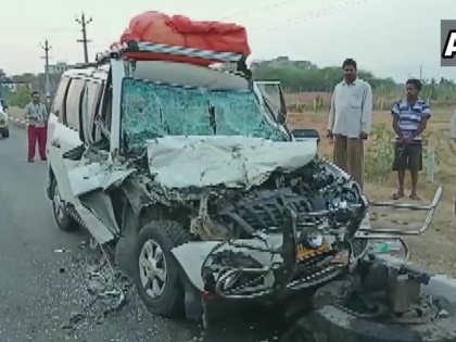 Andhra Pradesh: Five people dead and 3 injured after car hit parked truck | आंध्र प्रदेश: खड़े ट्रक में जा भिड़ी कार, पांच लोगों की मौत, तीन घायल