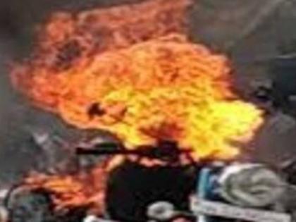 MP Motorcycle caught fire after collision four including mother and child died | मध्य प्रदेशः मालवाहक गाड़ी से जोरदार भिड़ंत के बाद मोटरसाइकिल में लगी आग, मां और बच्चे समेत चार की मौत