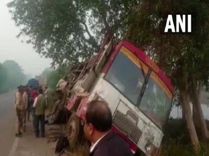 Bahraich, Uttar Pradesh, Six people died and 15 injured in road accident | यूपी के बहराइच में रोडवेज बस की ट्रक से टक्कर, 6 लोगों की मौत, 15 घायल