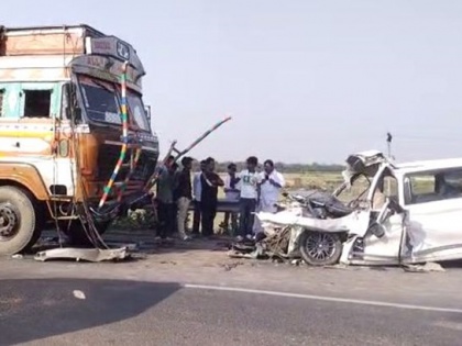 bihar Vaishali Car and truck collided five people died dead bodies sent Hajipur Sadar Hospital for postmortem | वैशालीः कार और ट्रक में टक्कर, पांच लोगों की गई जान, शवों को पोस्टमार्टम के लिए हाजीपुर सदर अस्पताल भेजा
