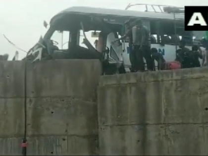 Chhattisgarh bus collided with bridge in Raigarh Two killed 26 injured | रायगढ़ में अनिंयत्रित होकर पुल से टकराई बस; दो की मौत, 26 लोग घायल