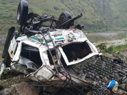 Himachal Pradesh: 13 people killed, 2 injured a jeep fell into a deep | शिमला: खाई में जीप गिरने से 13 लोगों की मौत, चार घायल