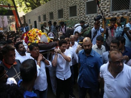 ramakant achrekar funeral sachin tendulkar attends coach last rites | रमाकांत आचरेकर का हुआ अंतिम संस्कार, सचिन तेंदुलकर ने भी दिया अपने कोच को कंधा