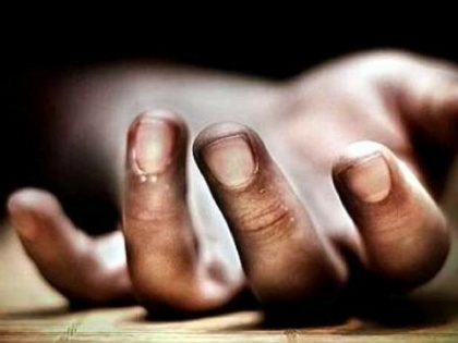 Wife throws acid on husband in Uttar predsh | उत्तर प्रदेश: पत्नी ने खुलेआम बाजार में पति पर पिचकारी से डाला तेजाब, गिरफ्तार