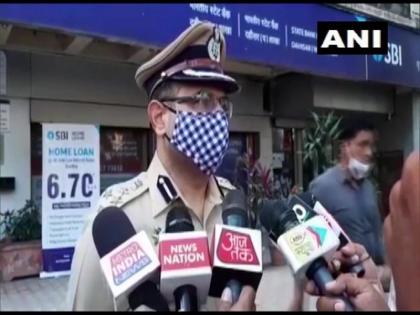 mumbai masked robbers shot sbi employee died looted 2.5 lakh rupees | मुंबईः स्टेट बैंक में घूसे नकाबपोश लुटेरे, कर्मचारी को मारी गोली और लूट ले गए 2.5 लाख रुपए, जांच में जुटी पुलिस mumbai masked robbers shot sbi employee died looted 2.5 lakh rupees | मुंबईः स्टेट बैंक में घूसे नकाबपोश लुटेरे, कर्मचारी को मारी गोली और लूट ले गए 2.5 लाख रुपए, जांच में जुटी पुलिस