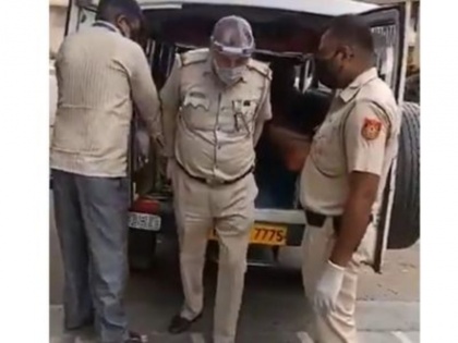 delhi police asi rakesh kumar has helped in last rites of dead bodies during covid19 | दिल्ली पुलिस के जवान ने निभाया इंसानियत का धर्म, लोगों के दाह संस्कार में कर रहे हैं मदद