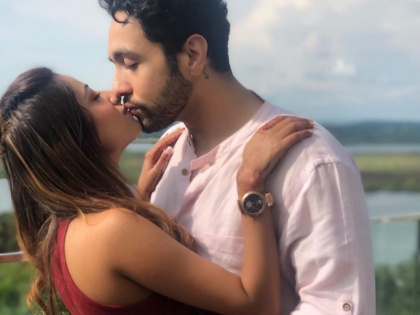 maera mishr kiss her boyfriend adhyayan suman on lips photos | एक्टर ने गर्लफ्रेंड को Kiss करते हुए की रोमांटिक फोटो की शेयर, देखें Pic