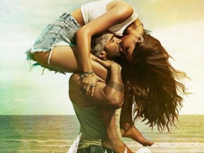 disha patani and aditya roy kapoor s sizzling poster out from malang | दिशा पटानी और आदित्य रॉय कपूर का फिल्म 'मलंग' से नया सिजलिंग पोस्टर हुआ रिलीज, एक दूसरे को KISS करते आए नजर