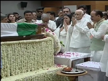 lk advani become glad in atal bihari vajpayee condolence prayer | स्मृति सभा: कांपते होठों से अटल जी को याद कर भावुक हुए आडवाणी, बताया किस बात का था रंज