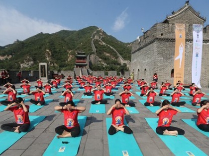 Yoga Day: Indian Envoy Performs Yoga With Chinese Enthusiasts In Beijing | ‘अंतरराष्ट्रीय योग दिवस’ के मौके पर चीन में हजारों ने किया योग, तेल अवीव में भी योगासन