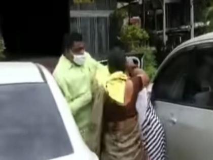 viral video of wife catching husband with another girl trending on social media | दूसरी महिला के साथ कार में घूम रहा था पति, फिर पत्नी ने रंगे हाथों पकड़ा और किया ऐसा हाल, वीडियो वायरल