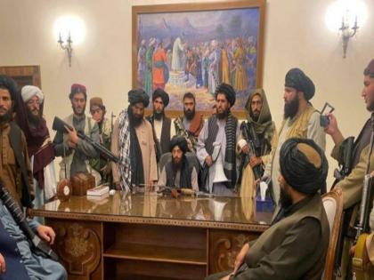 afghanistan with no foreign forces in taliban rule | विदेशी ताकतों के जाने के बाद अफगानिस्तान पर पूरी तरह से तालिबान का शासन, एटीएम के बाहर लोगों की दिखी लंबी कतार
