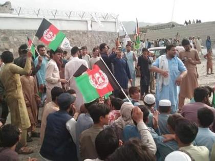 Afghanistan flag in Jalalabad Nangarhar Taliban fire protesters carrying kill three see Video | अफगानी झंडा को लेकर प्रदर्शन, तालिबान ने चलाई गोली, तीन की मौत, छह घायल, देखें वीडियो Afghanistan flag in Jalalabad Nangarhar Taliban fire protesters carrying kill three see Video | अफगानी झंडा को लेकर प्रदर्शन, तालिबान ने चलाई गोली, तीन की मौत, छह घायल, देखें वीडियो
