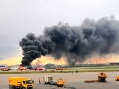 Moscow plane fire: At least 41 killed on Aeroflot jet | रशिया प्लेन हादसा: आपात लैंडिंग के दौरान सुखोई सुपरजेट में लगी आग, 41 लोग जलकर मरे