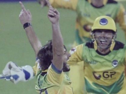 T10 league shahid afridi takes hat trick as Pakhtoons beat maratha arabians | टी10 लीग में सहवाग हुए फ्लॉप, अफरीदी ने हैट-ट्रिक के साथ किया कमाल