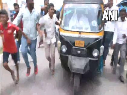 After casting his Karnataka Election 2023 vote D.K. Shivkumar drives auto with people sitting watch video | कर्नाटक चुनाव 2023: वोट डालने के बाद अलग ही अंदाज में दिखे डी. के. शिवकुमार, लोगों को बैठाकर चलाया ऑटो, देखें वीडियो