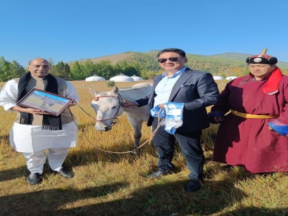 After PM Modi Rajnath Singh got white horse as gift Mongolia President Khurelsukh named Tejas twitter | Mongolia: PM Modi के बाद राजनाथ सिंह को उपहार में मिला सफेद घोड़ा, जानें क्या रखा है नाम