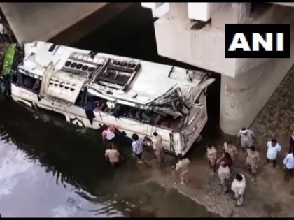 Uttar Pradesh: Yamuna falls below expressway, 29 killed, many injured | उत्तर प्रदेश: यमुना एक्सप्रेस-वे पर नाले में बस गिरने से 29 लोगों की मौत, जानें हादसे की वजह!
