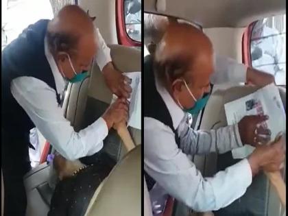 agra person putting his thumb on dead body elderly woman kept in car furious internet users video viral | VIDEO: कार में रखे बुजुर्ग महिला के शव से अंगूठा लगा रहा था शख्स, भड़के इंटरनेट यूजर्स ने कहा- कितनी गिर गई है लोगों की मानसिकता