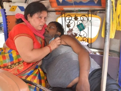 Agra Oxygen crisis not found bed Wife husband giving breath auto still life could not be saved | आगरा में ऑक्सीजन संकट: नहीं मिला बेड, ऑटो में पति को मुंह से सांस देती रही पत्नी, फिर भी नहीं बचाई जा सकी जान