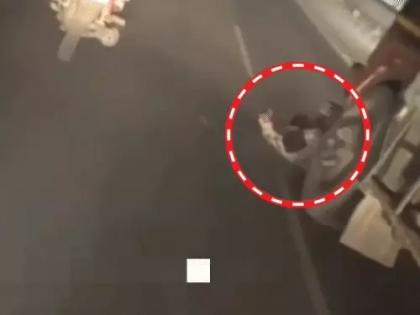 Video 2 Man scream beg stop truck drags one and a half kilometers in Agra Kept asking help from drivers watch video dragged bike | Agra Truck Bike Accident Video: बचाओ-बचाओ!, ट्रक ने बाइक सवारों को डेढ़ किमी तक घसीटा?, चालकों से मदद मांगते रहे, देखें वीडियो