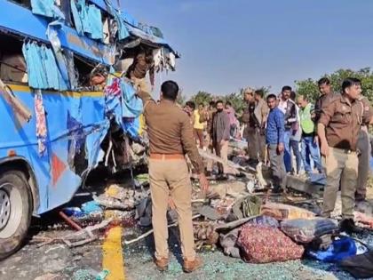 Agra-Lucknow Expressway 8 Killed 19 Injured in Bus-Truck Collision Uttar Pradesh bus carrying 40 passengers Swatantra Dev Singh stopped convoy help injured | Agra-Lucknow Expressway: कन्नौज में पानी टैंकर से टकराई डबल डेकर बस, 8 की मौत और 19 घायल?, घायलों को सहायता करने के लिए काफिला रुकवाकर स्वतंत्र देव सिंह ने की मदद