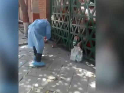 Agra quarantine centre video viral Wear PPE throw food at people who in quarantine | क्या यह है आगरा का कोरोना 'मॉडल'! क्वारेंटाइन किए गिए लोगों के साथ अछूतों जैसा व्यवहार, फेंककर दिया जा रहा है खाना Agra quarantine centre video viral Wear PPE throw food at people who in quarantine | क्या यह है आगरा का कोरोना 'मॉडल'! क्वारेंटाइन किए गिए लोगों के साथ अछूतों जैसा व्यवहार, फेंककर दिया जा रहा है खाना
