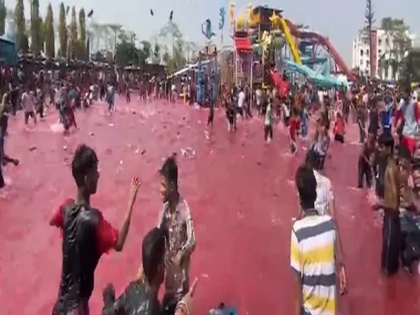 Bihar Holi 2022 Viral Video Chappal Maar Holi celebrated in Patna shoes slippers air firing instead of colors water park people said Holi hai | Holi 2022 Viral Video: पटना में मनाई गई 'चप्पल मार होली', वाटर पार्क में चली रंगों की जगह जूते-चप्पल-हवाई फायरिंग, लोगों ने कहा बुरा न मानो होली है