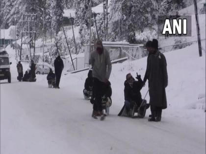 weather update Heavy snowfall affected life Jammu Kashmir 6 people missing 35 flights cancelled all essential services restored war footing | भारी बर्फबारी से जम्मू-कश्मीर में जनजीवन प्रभावित, 6 लोग लापता, 35 उड़ाने फिलहाल रद्द, आवश्यक सेवाएं युद्धस्तर पर बहाल weather update Heavy snowfall affected life Jammu Kashmir 6 people missing 35 flights cancelled all essential services restored war footing | भारी बर्फबारी से जम्मू-कश्मीर में जनजीवन प्रभावित, 6 लोग लापता, 35 उड़ाने फिलहाल रद्द, आवश्यक सेवाएं युद्धस्तर पर बहाल