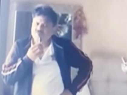 viral video shows man shaving brushing during kerala high court virtual hearing internet reacts | Viral Video: कोर्ट की ऑनलाइन सुनवाई के दौरान शख्स करने लगा दांत साफ और शेविंग, वीडियो वायरल होने पर लोग ले रहे हैं मजे