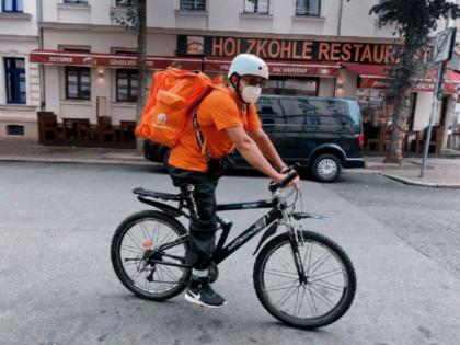 oxford educated ex afghanistan minister syed ahmad sadat now works as pizza delivery guy in germany | तालिबान के कब्जे के बाद बदतर हालात, अफगानिस्तान मंत्री सैयद अहमद जर्मनी में पिज्जा डिलवरी मैन के रूप में कर रहे हैं काम