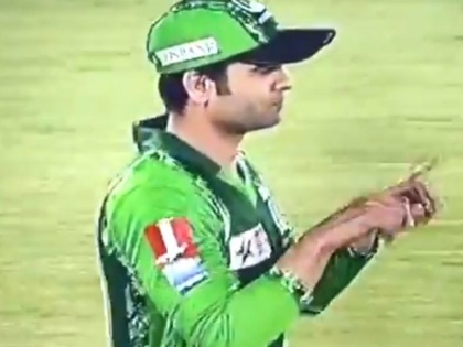 Ahmed Shehzad Ask For Review Despite Dropping Catch, gets trolled on twitter | Video: इस पाकिस्तानी क्रिकेटर ने बाउंड्री के पास कैच छोड़ने के बावजूद मांगा रिव्यू, भड़के फैंस ने लगा दी क्लास!