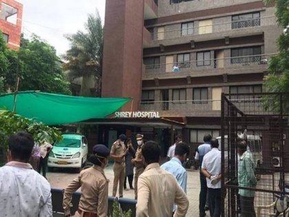 Fire in Ahmedabad hospital: brave attendant rescues three elderly patients | अहमदाबाद के अस्पताल में आग: बहादुर परिचारक ने तीन बुजुर्ग रोगियों को बचाया