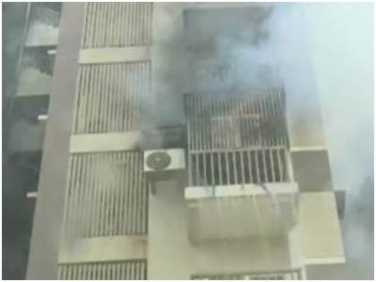 Gujarat: Fire breaks out in an apartment building in Ahmedabad | गुजरातः अहमदाबाद की बहुमंजिला इमारत में भीषण आग, मौके पर फायर ब्रिगेड की कई गाड़ियां तैनात